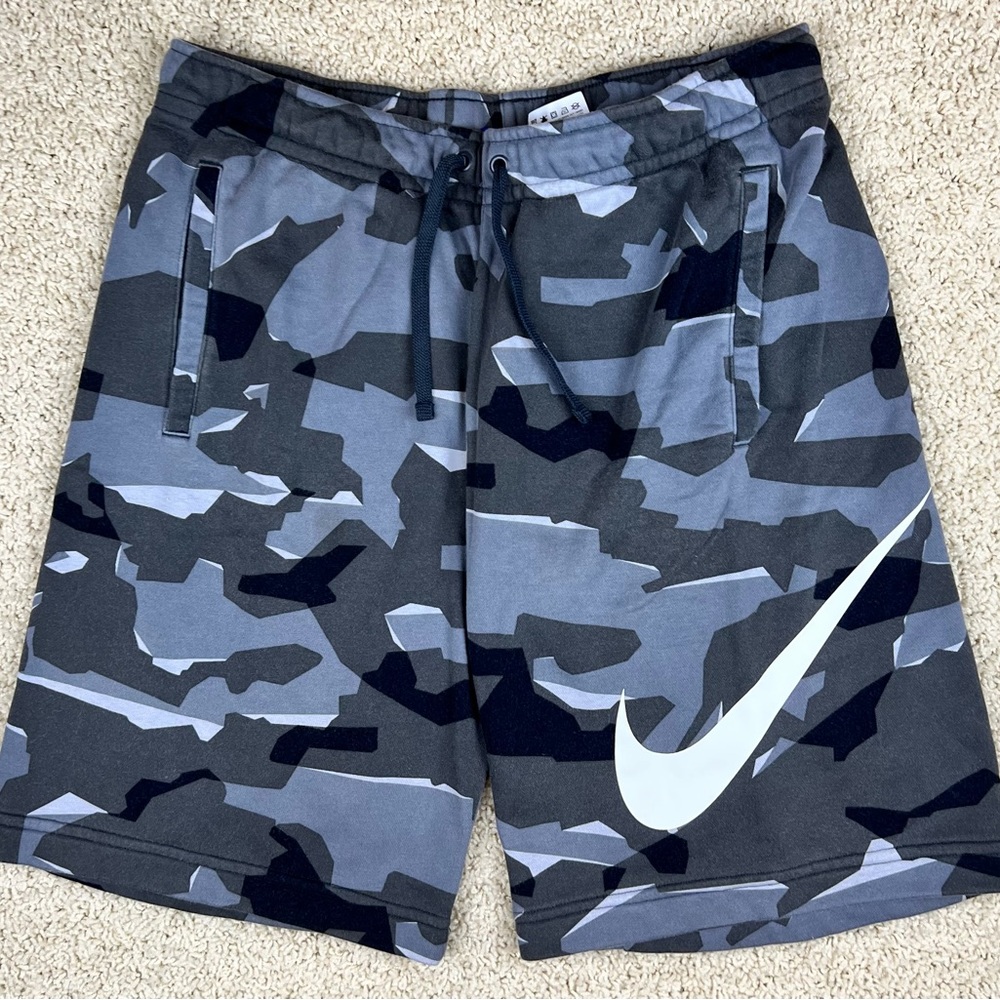 M Men’s Nike modern black and gray camouflage sweatpant shorts